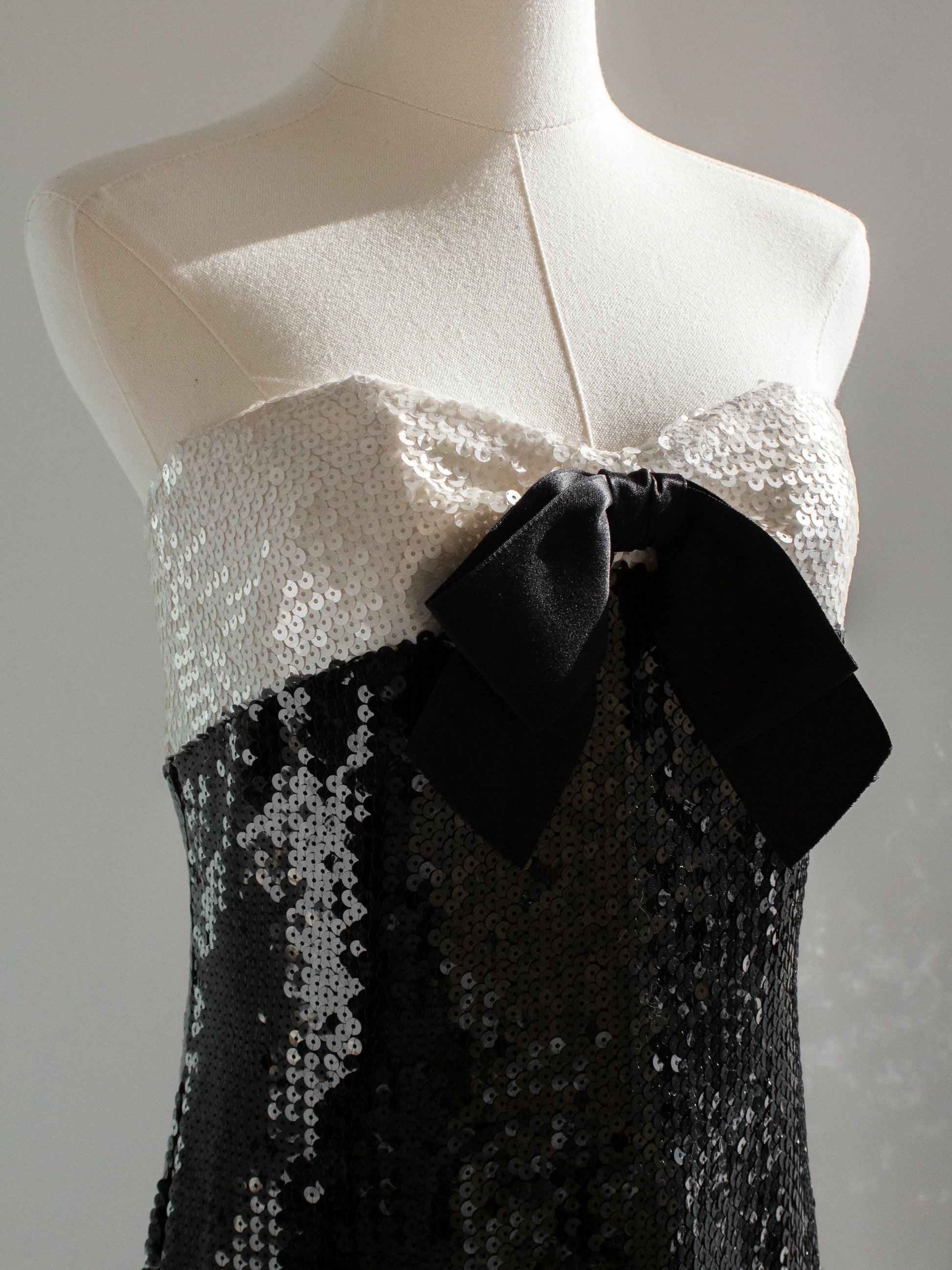 Chanel Vintage S/S 1987 White Black Sequin Embellished Bow Bustier Min Wararni.com Chanel Vintage S/S 1987 White Black Sequin Embellished Bow Bustier Min Wararni.com