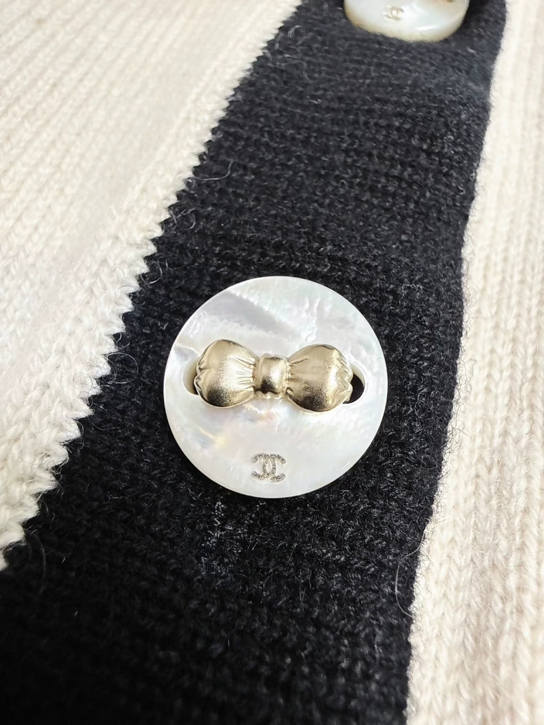 Chanel 25K beige and black color-blocked knit top