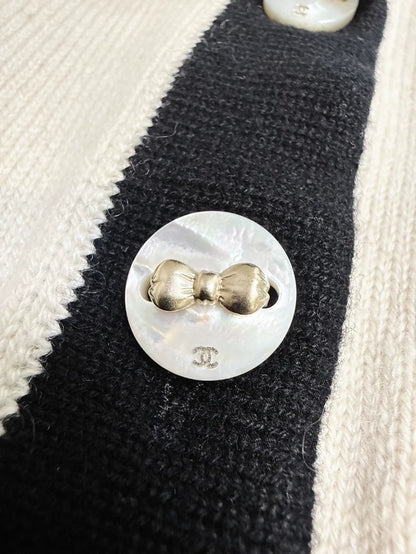 Chanel 25K beige and black color-blocked knit top