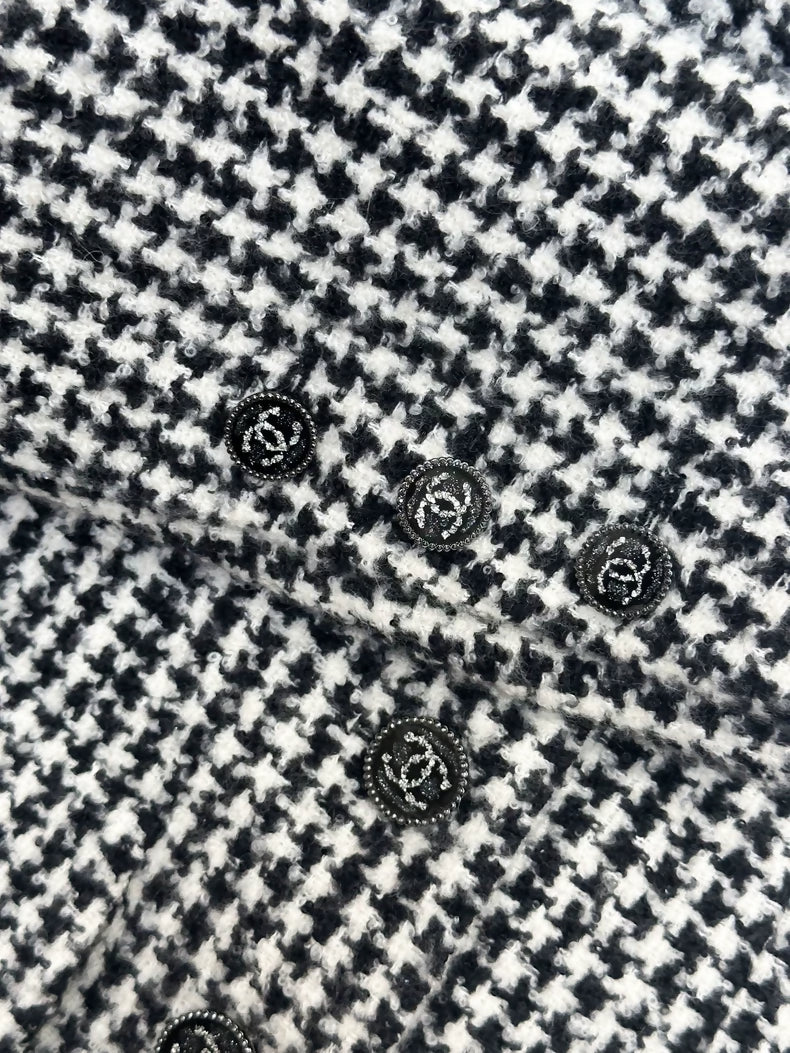 Chanel 22 black and white houndstooth tweed jacket