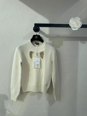 Chanel 25K off-white bow sweater