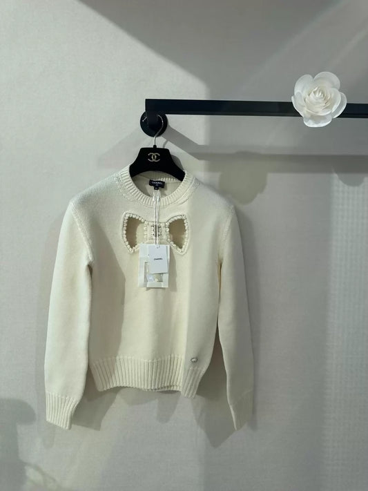 Chanel 25K off-white bow sweater
