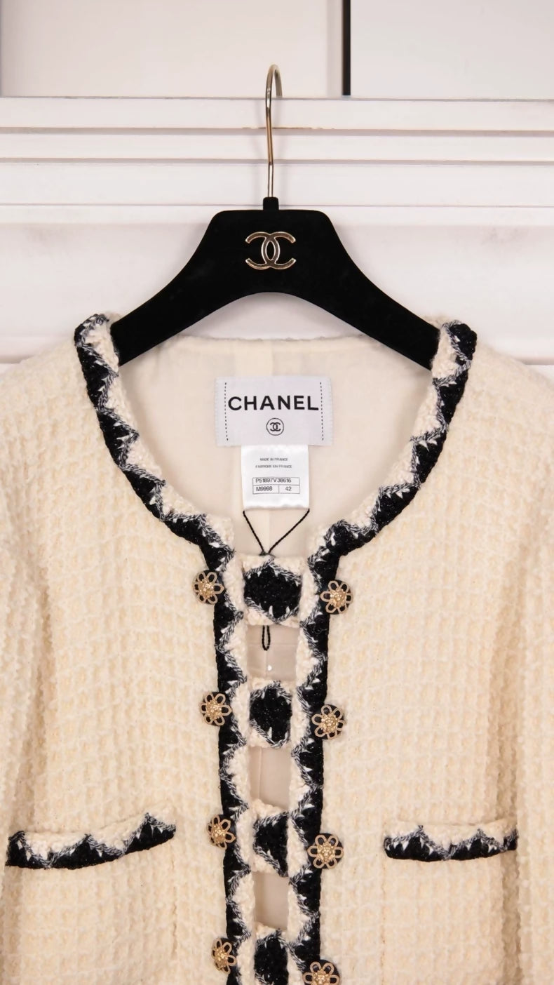 Chanel's 2015 Salzburg runway collection: White double-breasted lion-head button four-pocket jacket