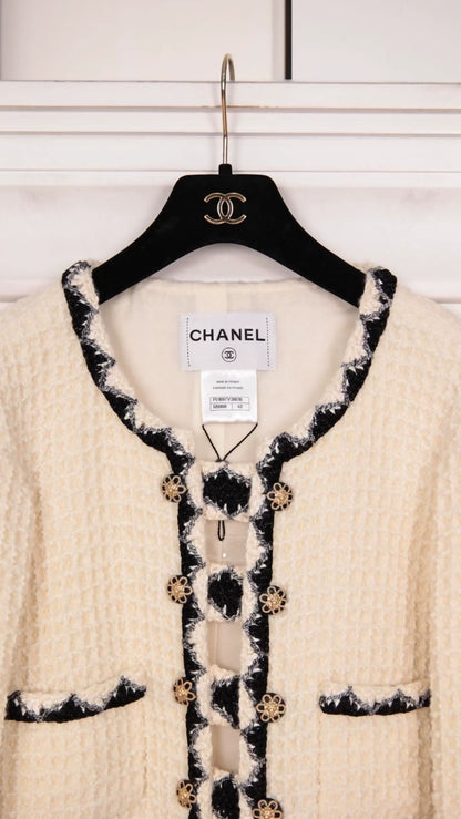 Chanel's 2015 Salzburg runway collection: White double-breasted lion-head button four-pocket jacket