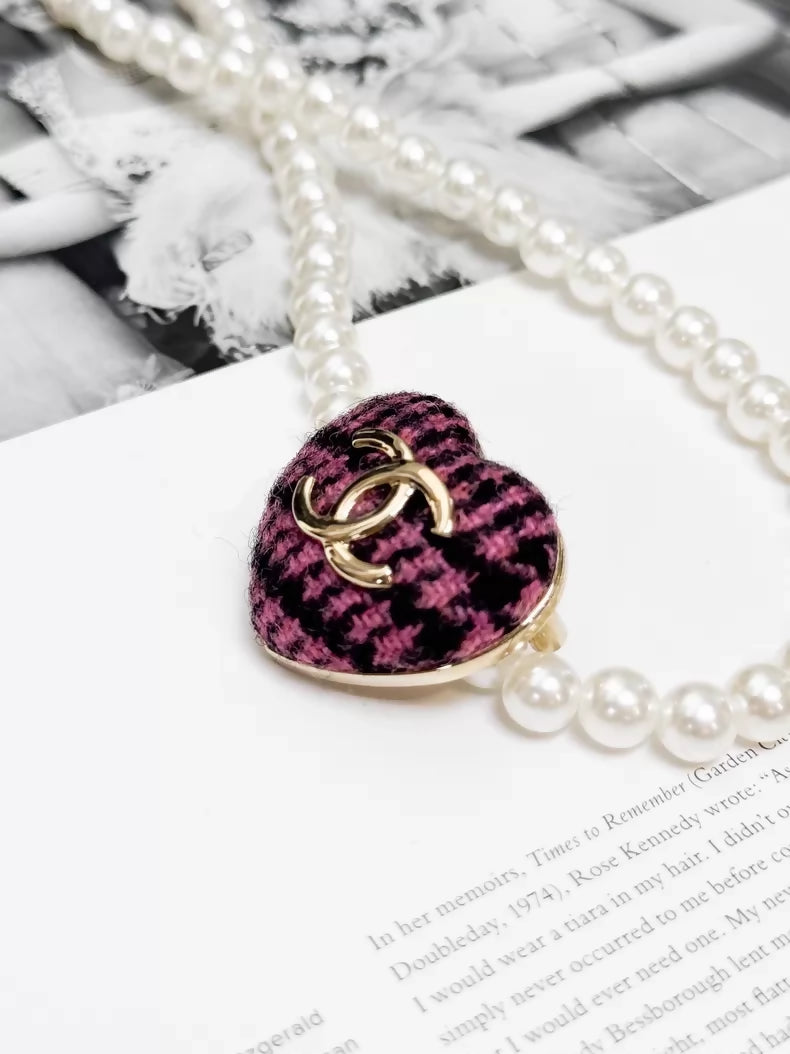 Chanel Fall/Winter 2020 Black and pink tweed heart brooch with gold CC logo