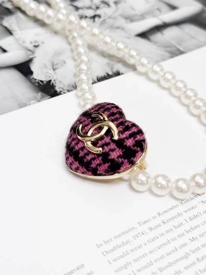 Chanel Fall/Winter 2020 Black and pink tweed heart brooch with gold CC logo