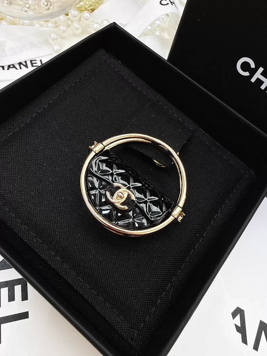 Chanel 23c gold and black acrylic bag with hula hoop-shaped round brooch