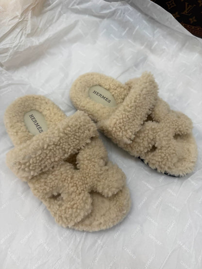 Hermes Beige shearling sandals