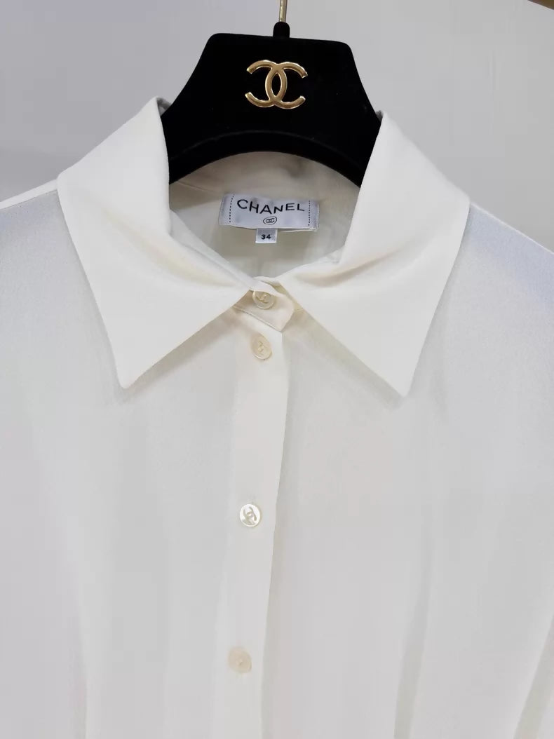 Chanel 25B silk shirt with mother-of-pearl buttons