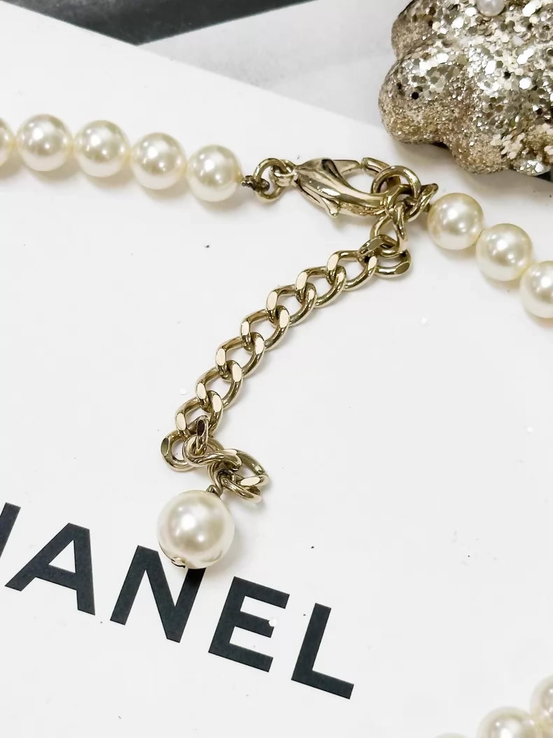 Chanel Fall/Winter 2020 Gold rhinestone bow pearl necklace choker