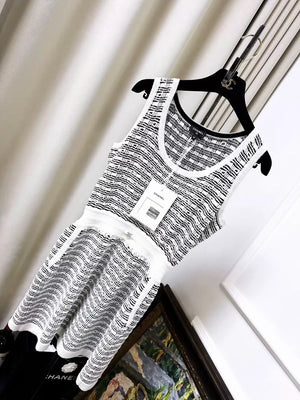 Chanel 25P Black and white color-blocked sleeveless knit dress