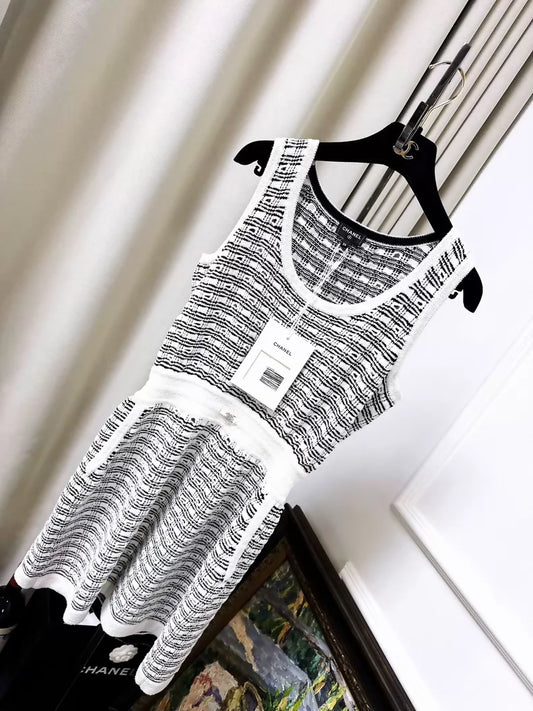 Chanel 25P Black and white color-blocked sleeveless knit dress