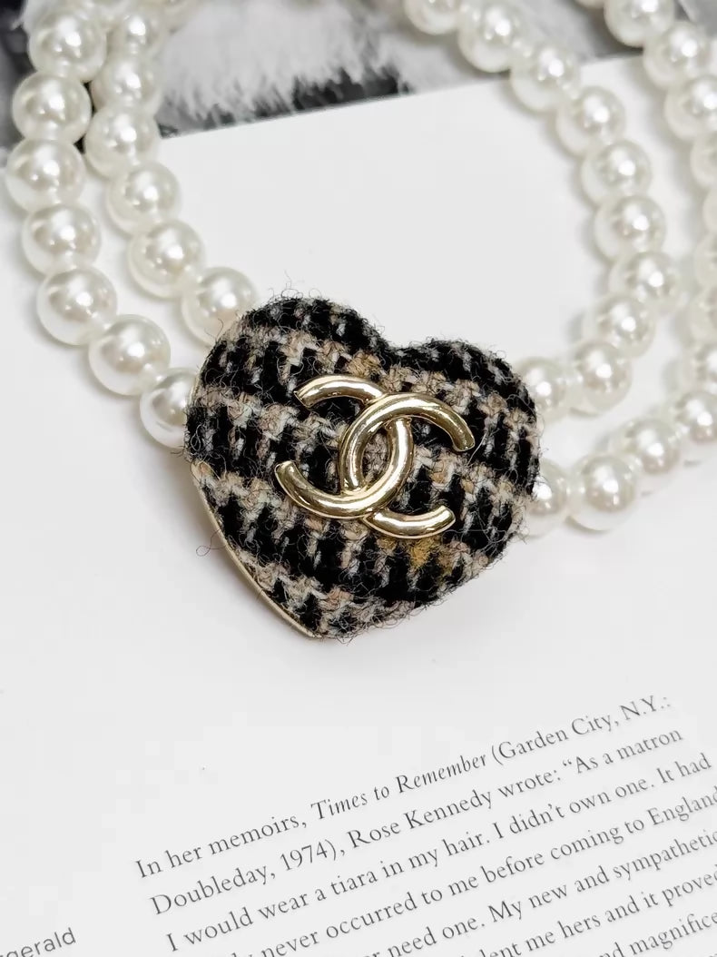Chanel 20K black and brown heart brooch with gold cc logo