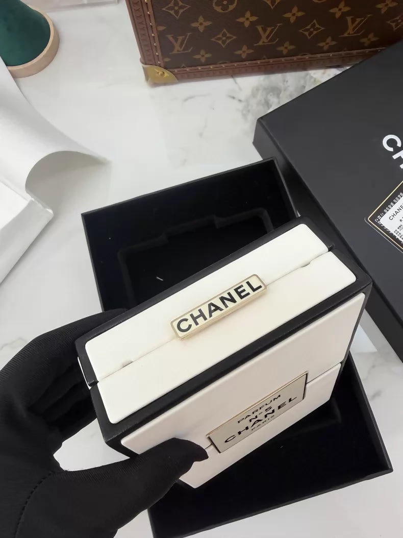Chanel 2020 White and Black Calfskin No.5 Perfume Box Evening Clutch Gold Hardware