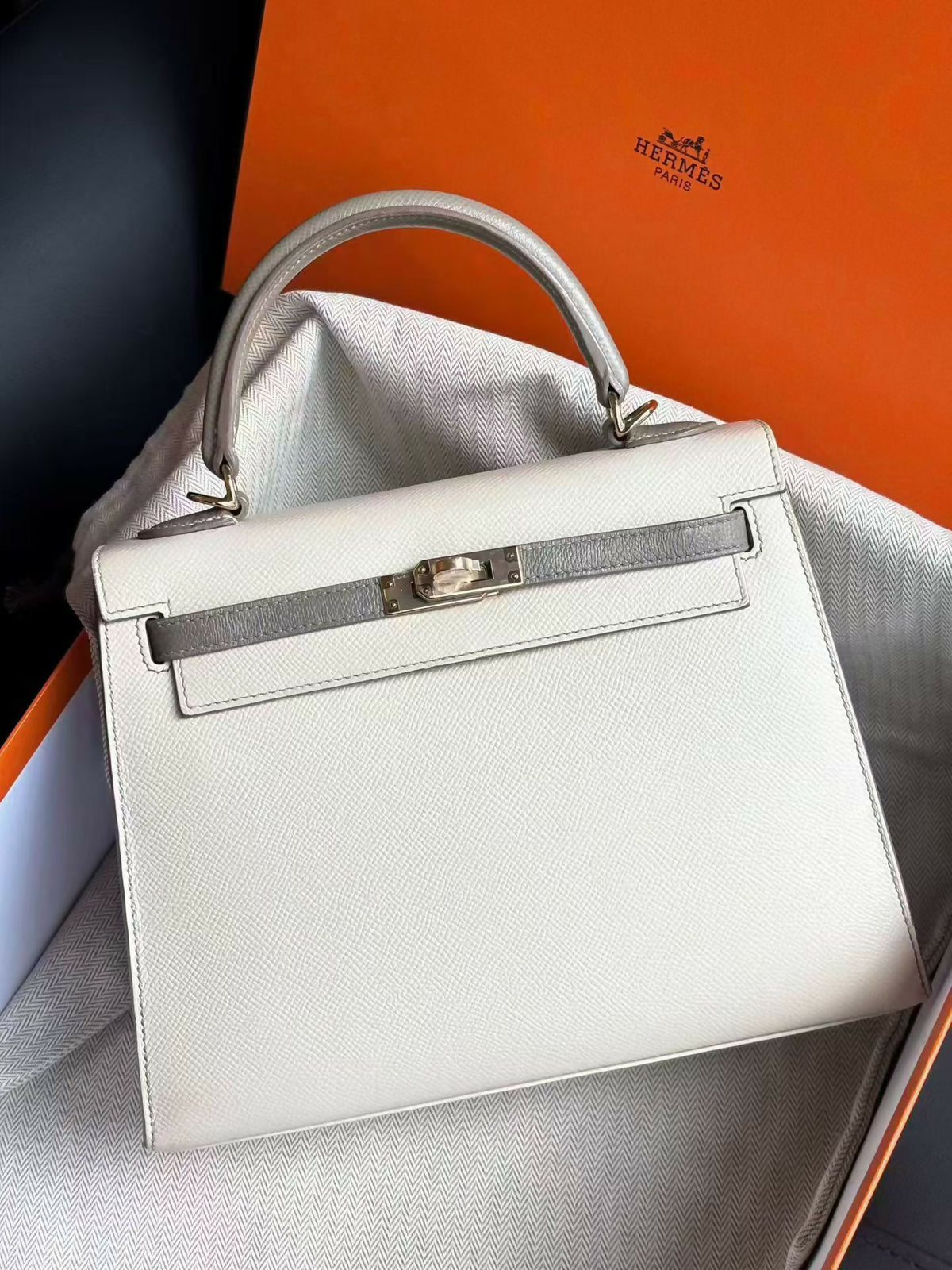 Hermès Kelly 25 Craie with Gris Galet Bicolor Leather with Gold Hardware
