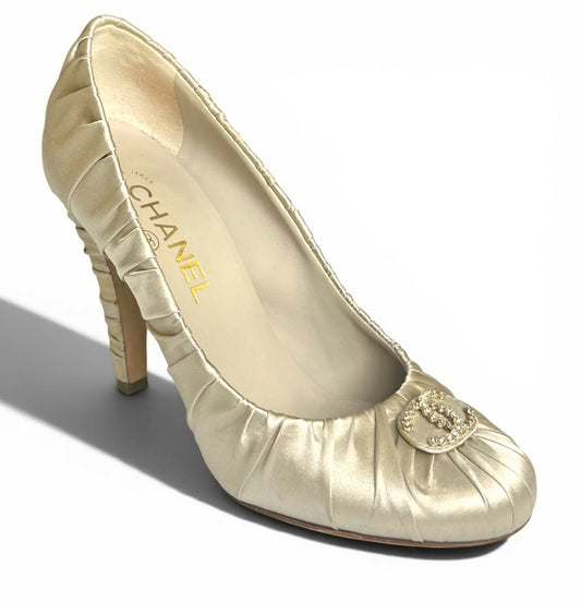 Chanel 17A Pearl Champaign Beige Rutched Satin Silk CC Pump Heels EU 37