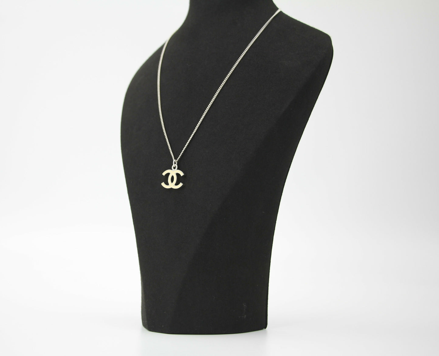 Chanel Vintage 07V Enamel Classic White CC Light Gold Necklace