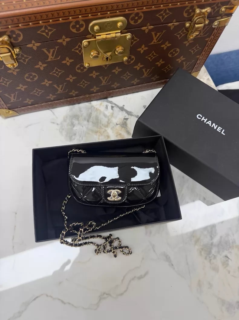 Chanel 25P black patent leather chain bag