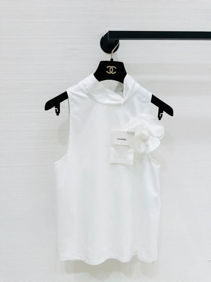 Chanel 26c white camellia brooch sleeveless shirt, F40