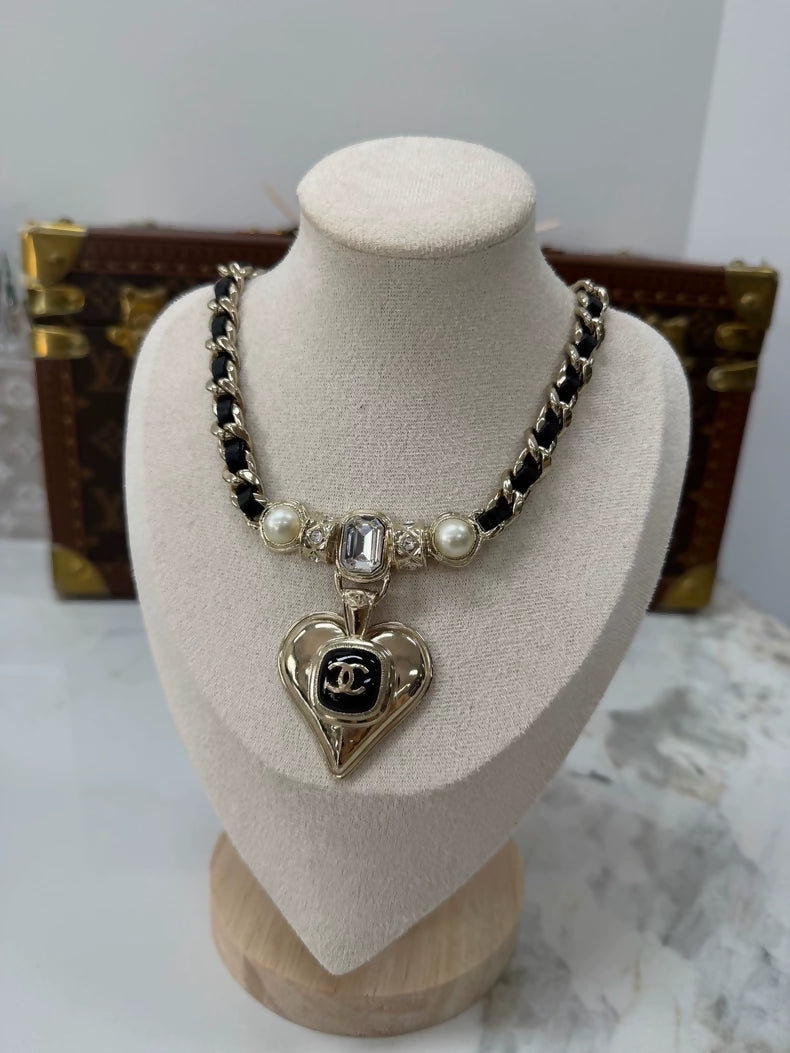 Chanel 21K fine pearl heart-shaped choker necklace