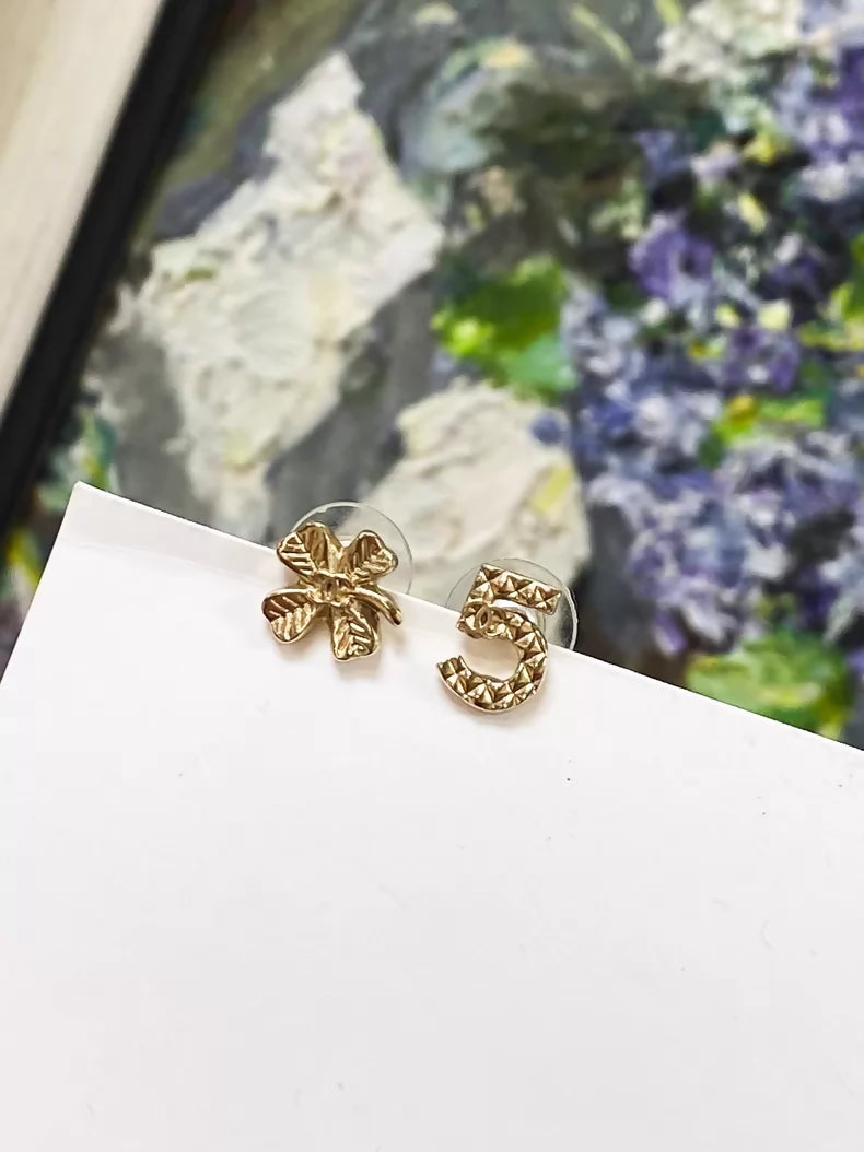 Chanel clucky charm n5 gold stud earrings