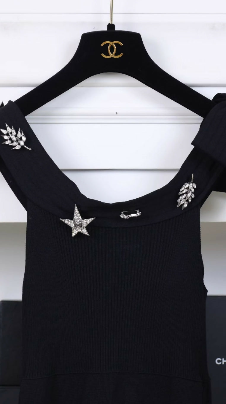 Chanel 2008 Spring/Summer Preview Collection Black Knitted Multi-element Rhinestone Brooch Dress