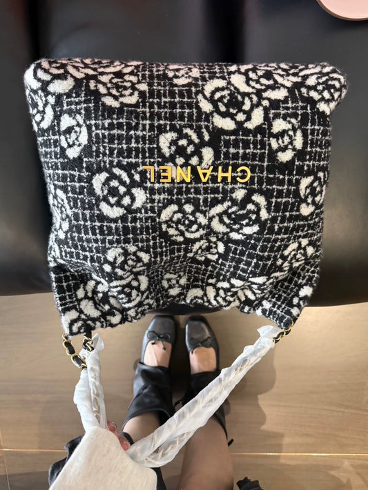 Chanel 22 bag in 23K camellia houndstooth wool, limited edition, medium size