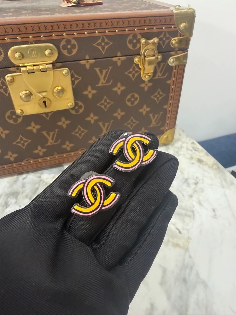 Chanel 23A comic-style double C earrings