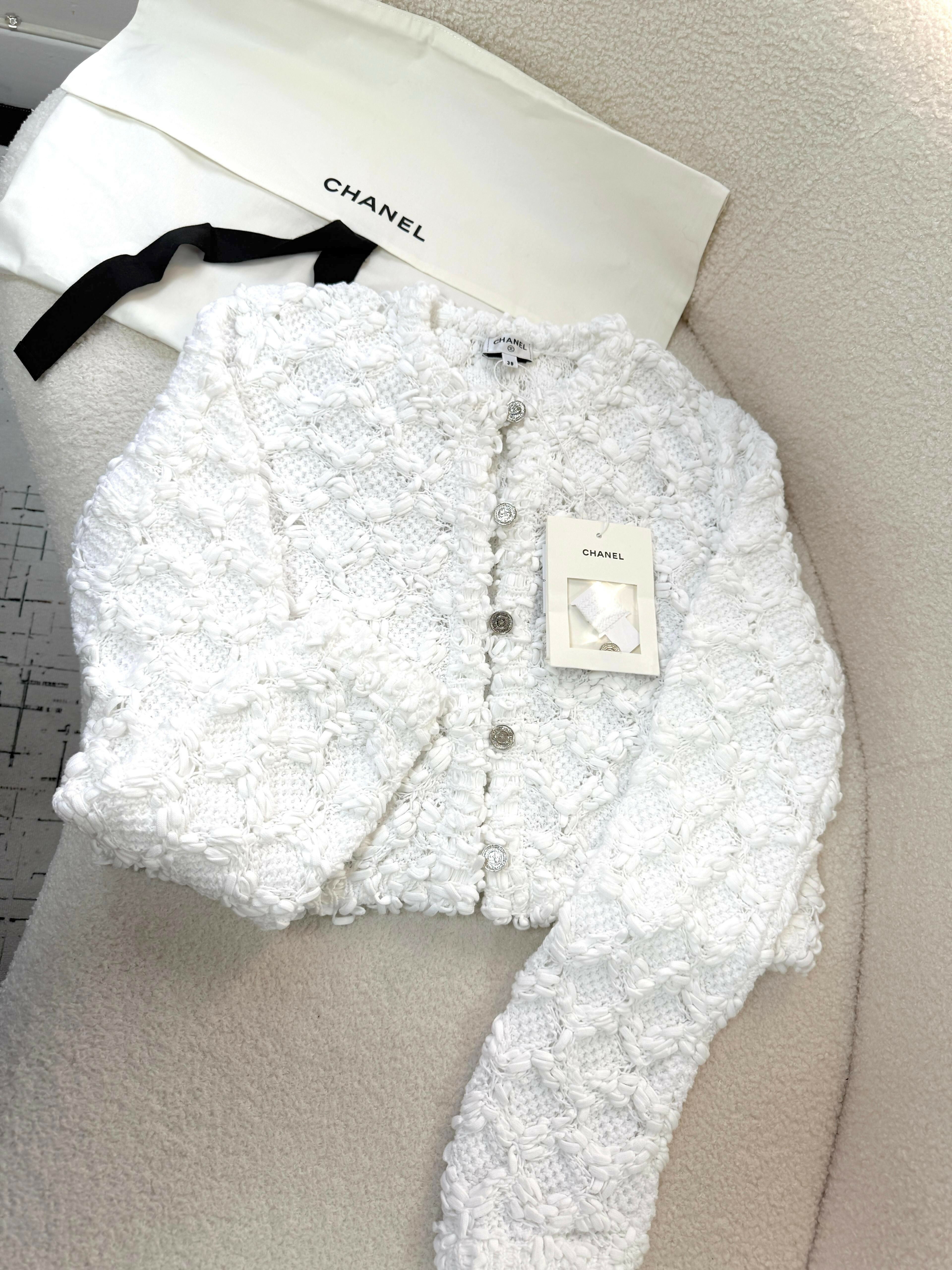 Chanel 25P Pure White Quilted Knit Cardigan Size 38 – Wararni.com