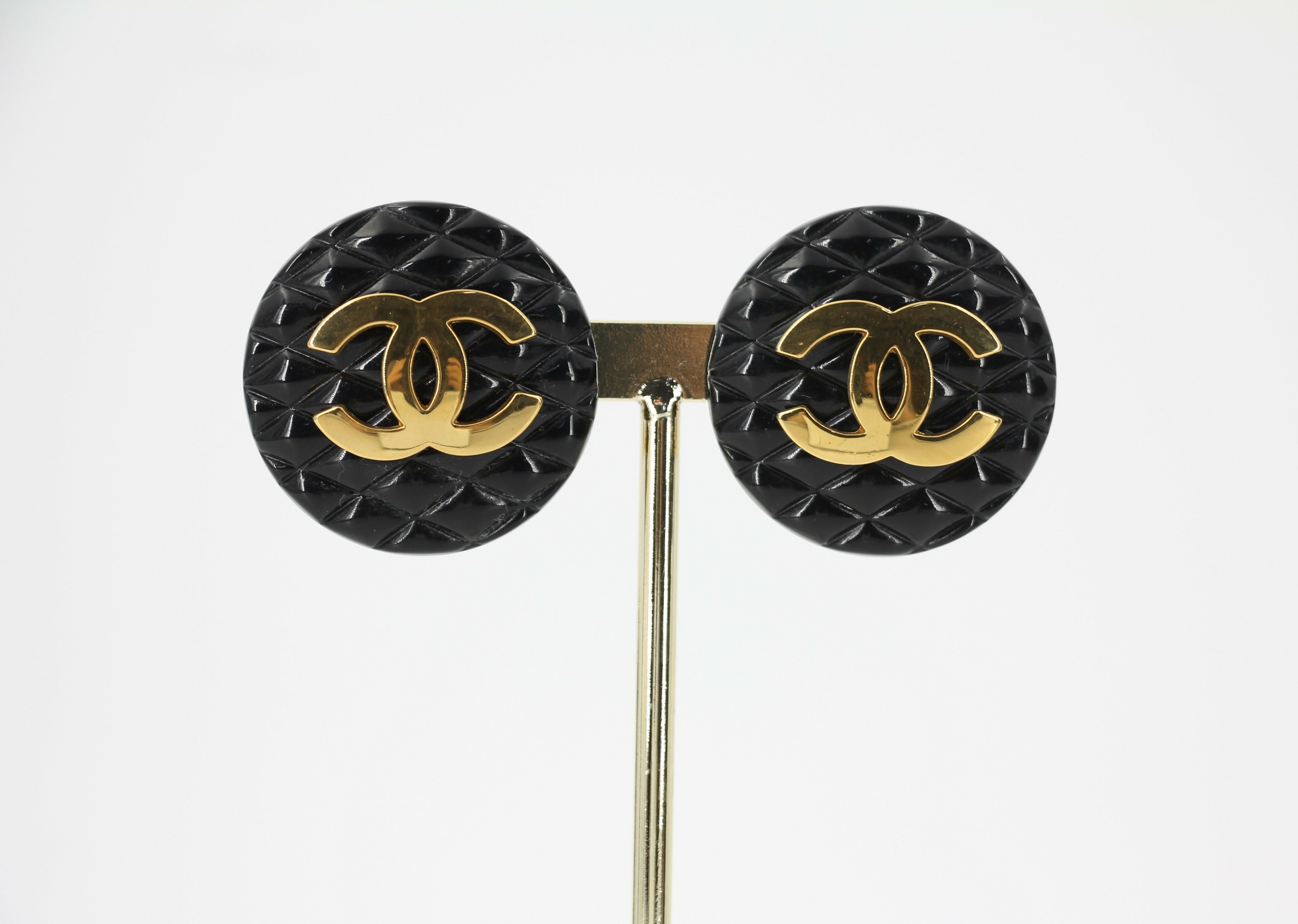 Chanel Vintage 93P Resin Gold-Plated Quilted Black Round Clip-on