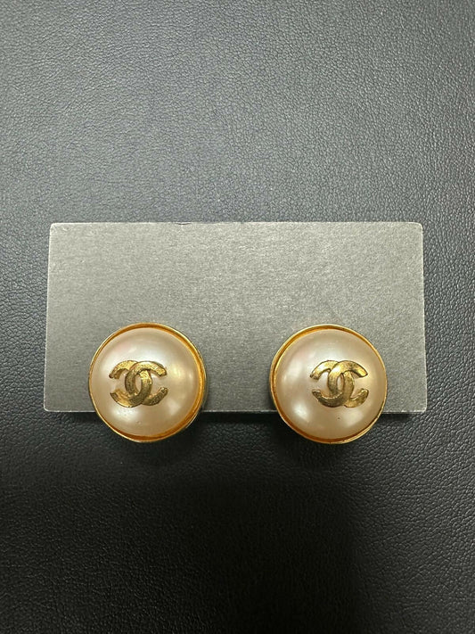 Chanel Vintage 97P Gold-plated & Imitation Pearl Gold Round Clip-on Earrings
