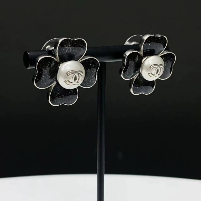 Chanel 2022 black resin four-leaf clover earrings