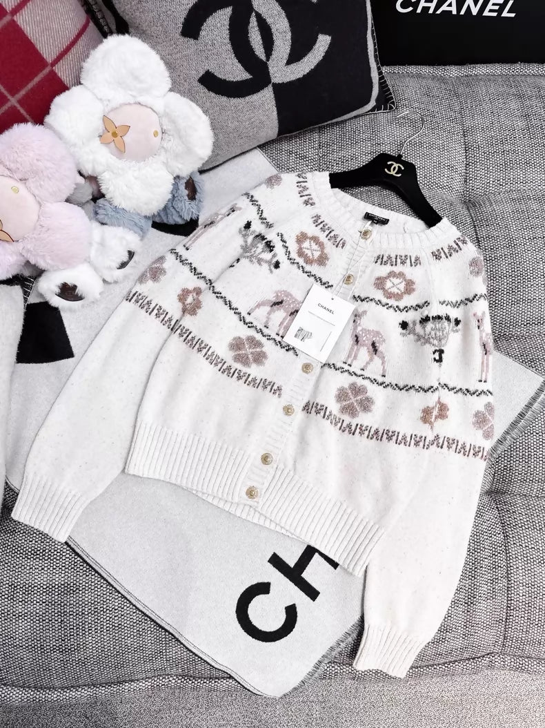 Chanel 25N beige cashmere cardigan with reindeer and four-leaf clover