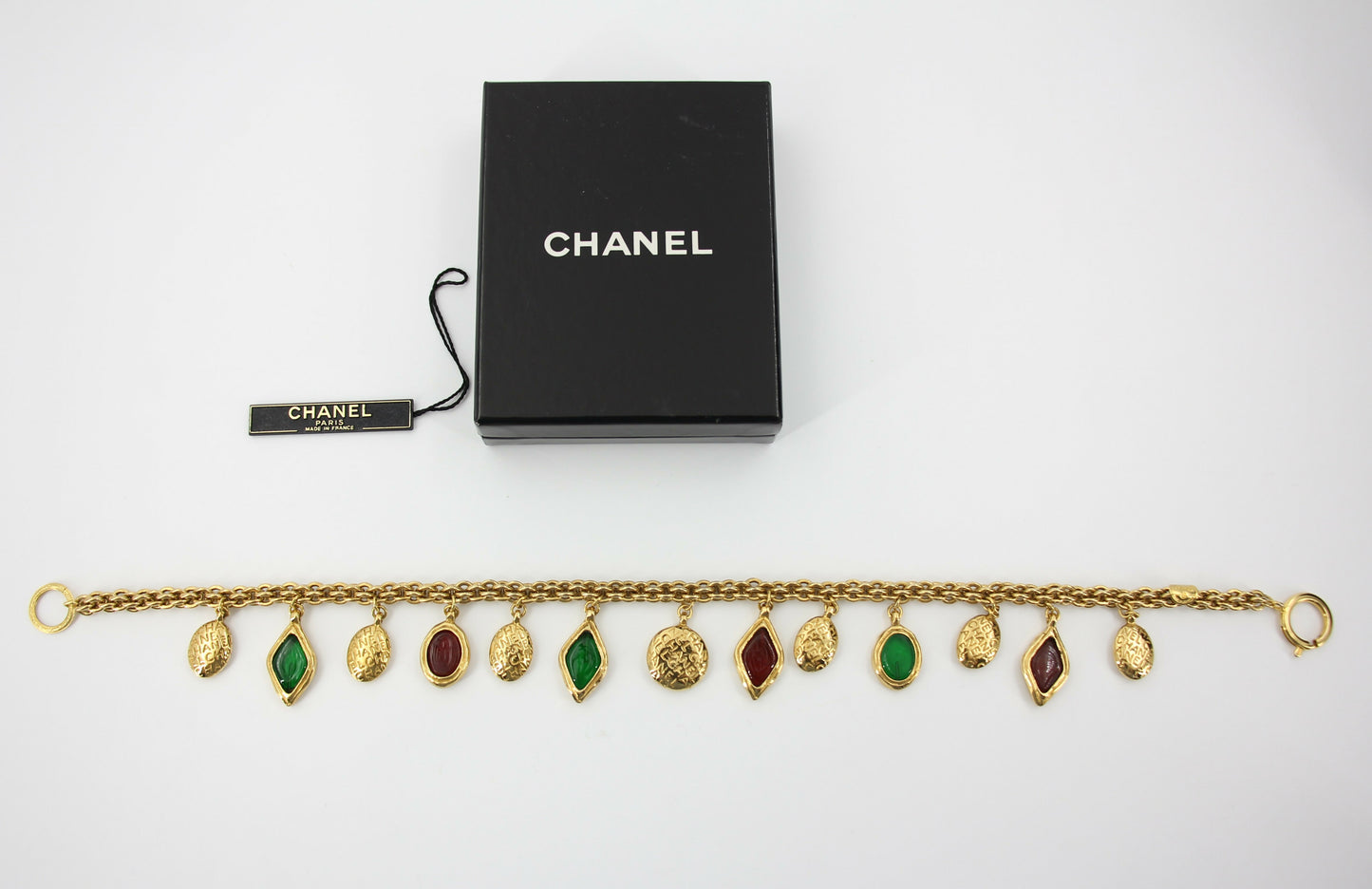 Chanel Vintage 71-80 Gripoix Red and Green Oval Gold-Plated Necklace