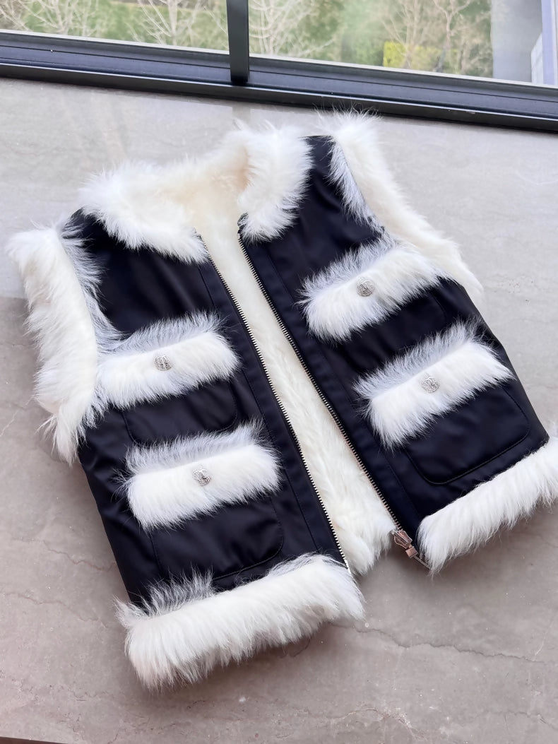 Chanel 23N Reversible fur Vest in black and white