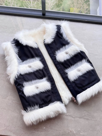 Chanel 23N Reversible fur Vest in black and white