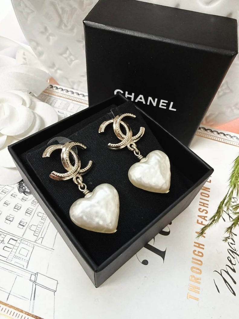 Chanel 22C heart earrings with double C