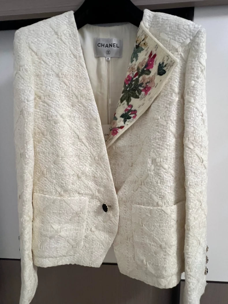 Chanel 21A ecru tweed flowers embroidery jacket