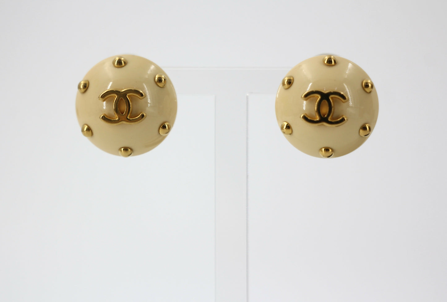 Chanel Vintage 96C Resin Light Brown Loop Clip-on Earrings