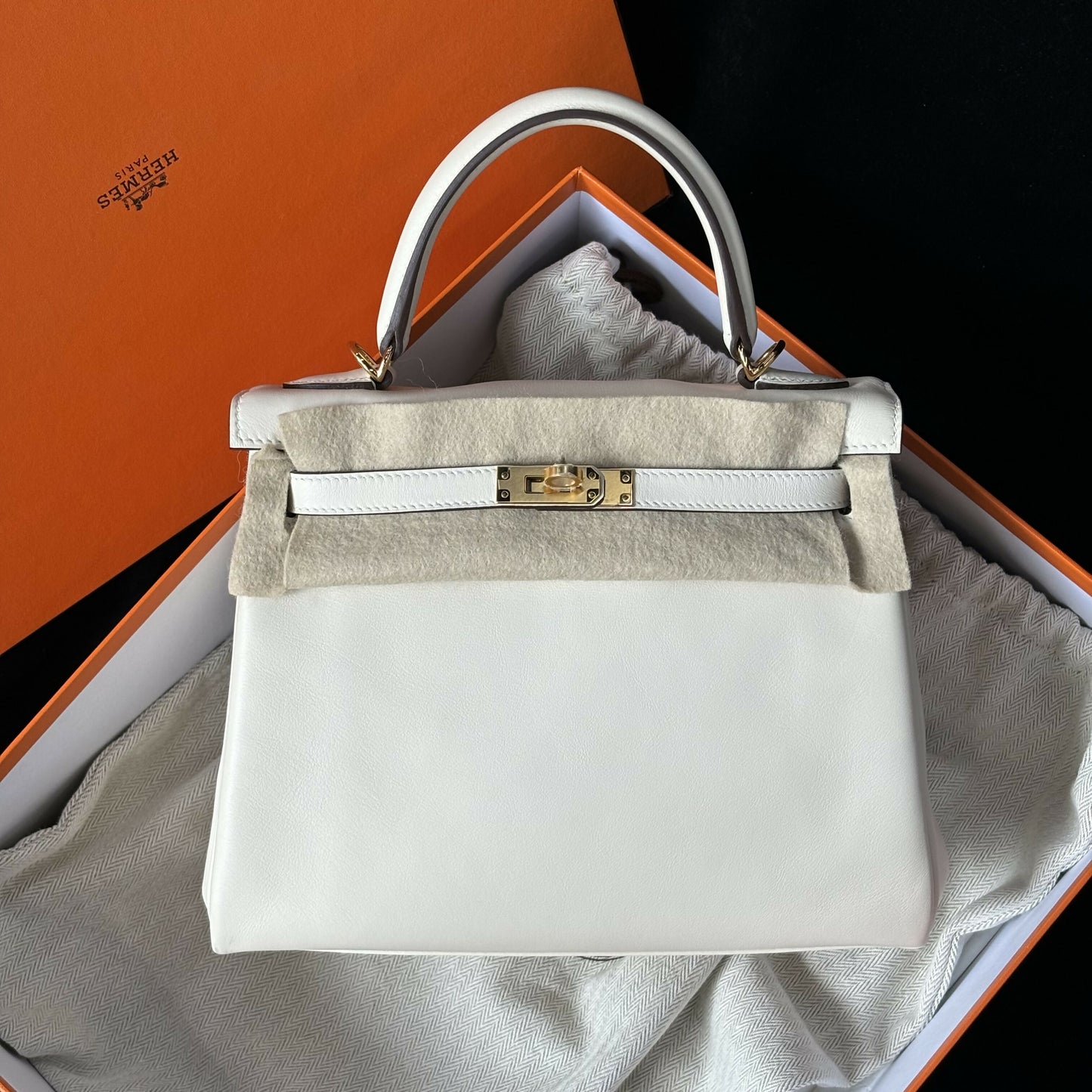 Hermès Kelly 25 Craie Swift Leather with Gold Hardware