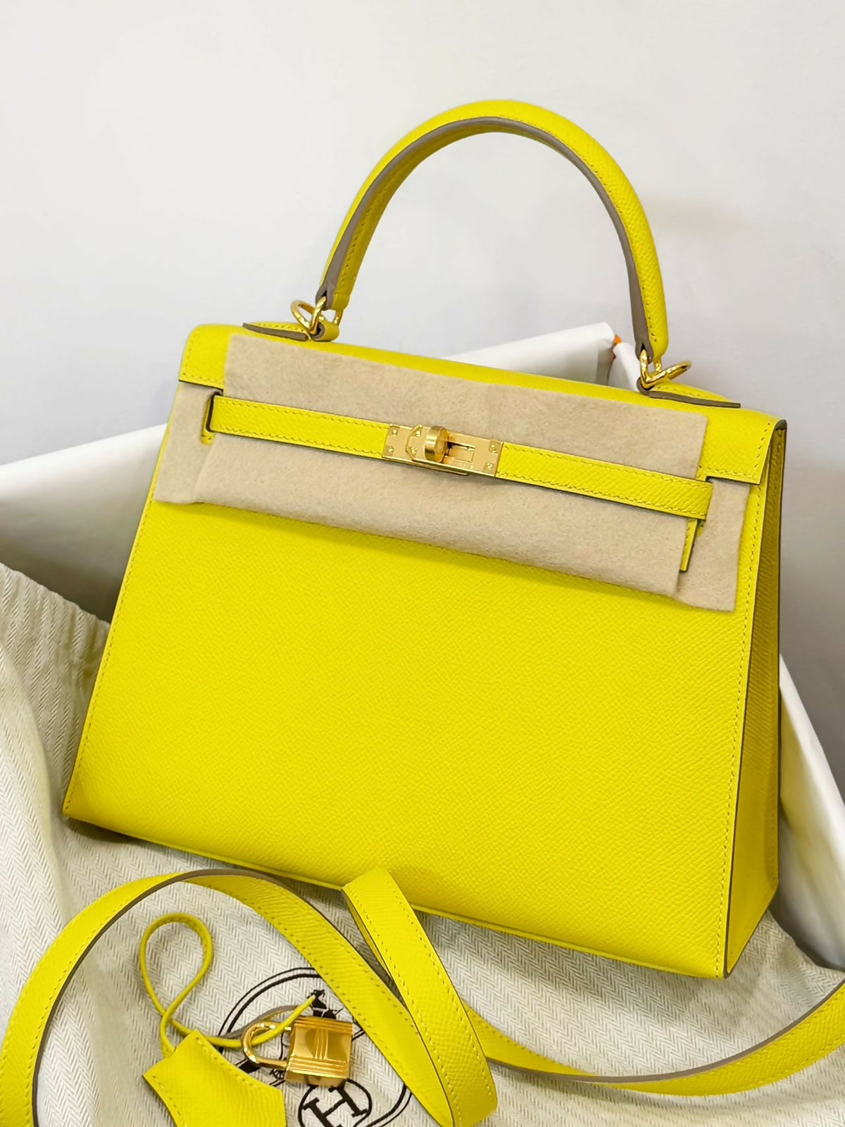 Hermès Kelly 25 Jaune Citron / Lemon Yellow Epsom / Swift Leather with Gold Hardware