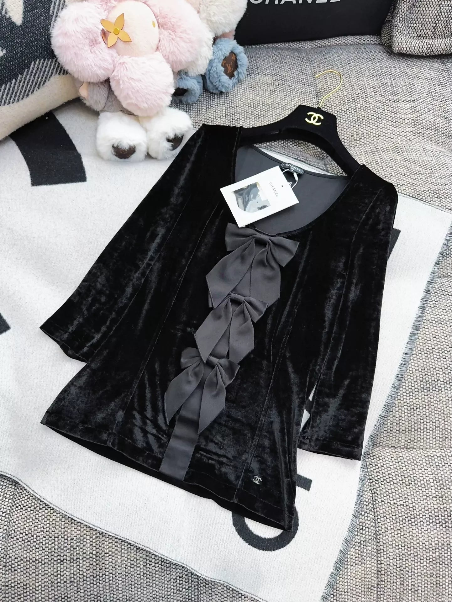 Chanel 25K black velvet bow top