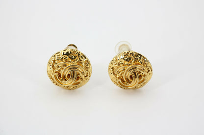 Chanel Vintage 95A Gold Plated Embossed Round CC Clip-on Earrings