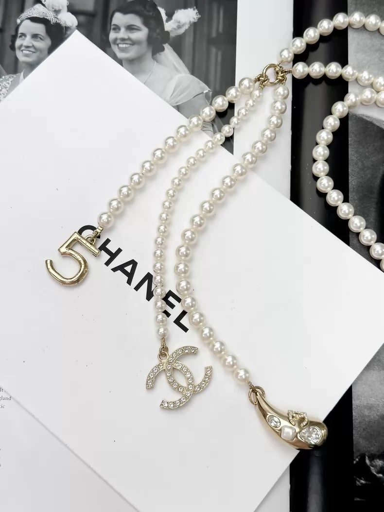 Chanel 21S No. 5 letter sweater pearl necklace