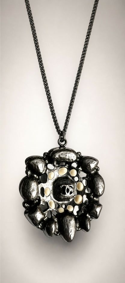 Rare Chanel 12A Paris Bombay White Metallic Grey Ruthenium Pendant Necklace