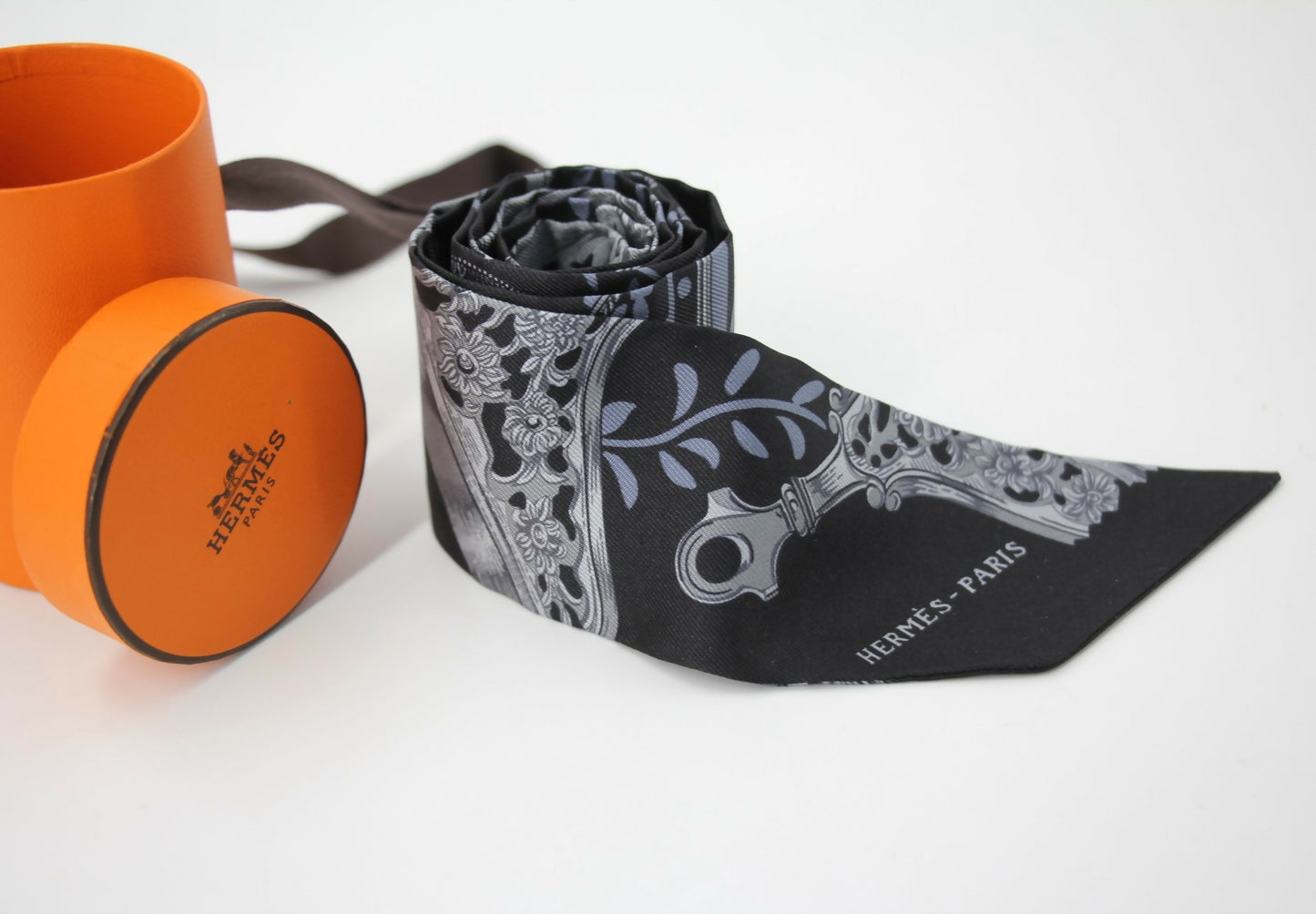 Hermès 2021 Silk Etriers Remix Stirrup Twilly in Dark Blue and Black