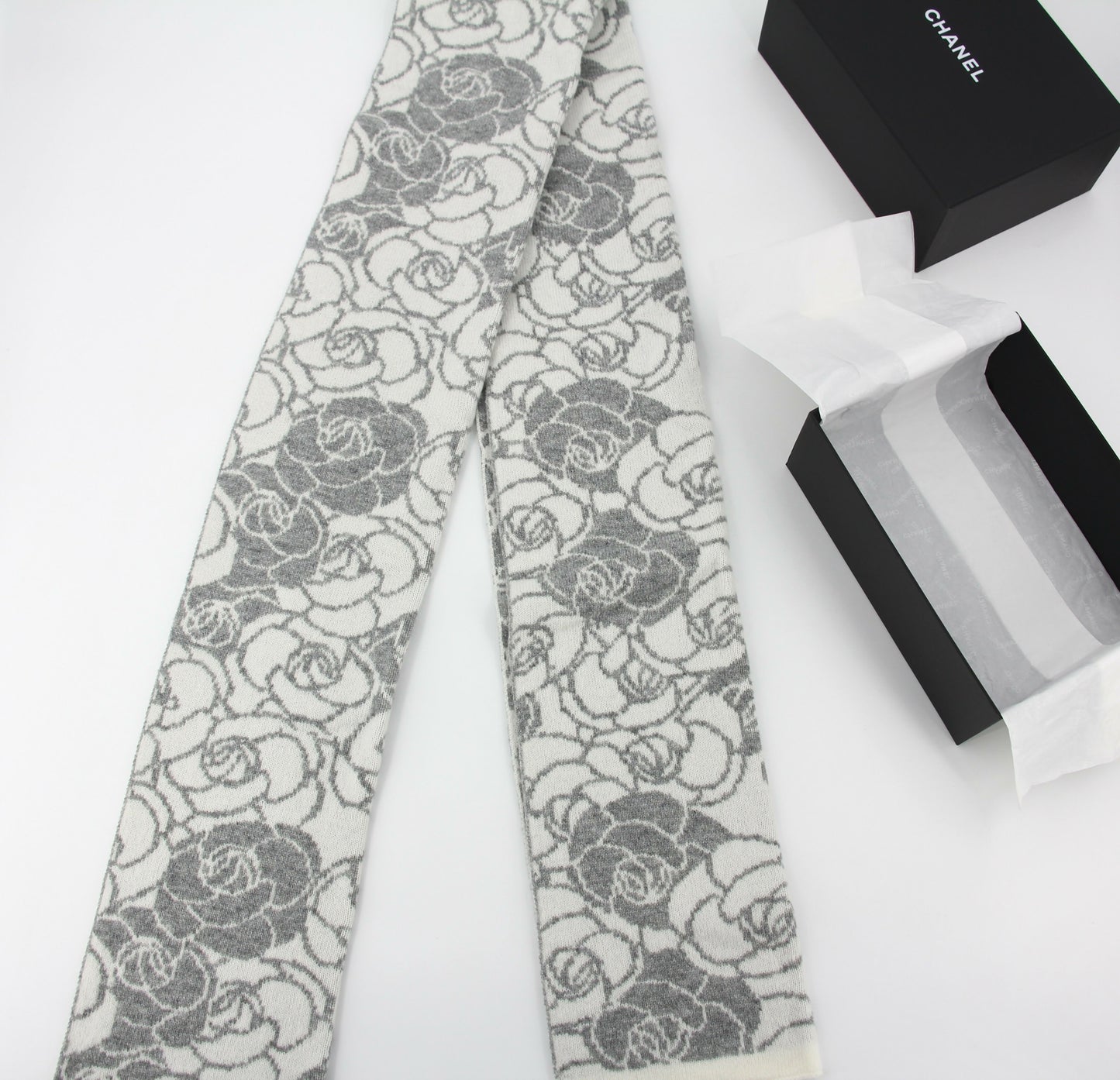 Chanel 23K Cotton Knitted Grey-white Camellia Scarf