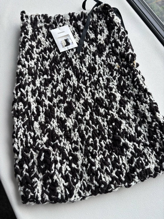 Chanel 24K brown and white knitted skirt