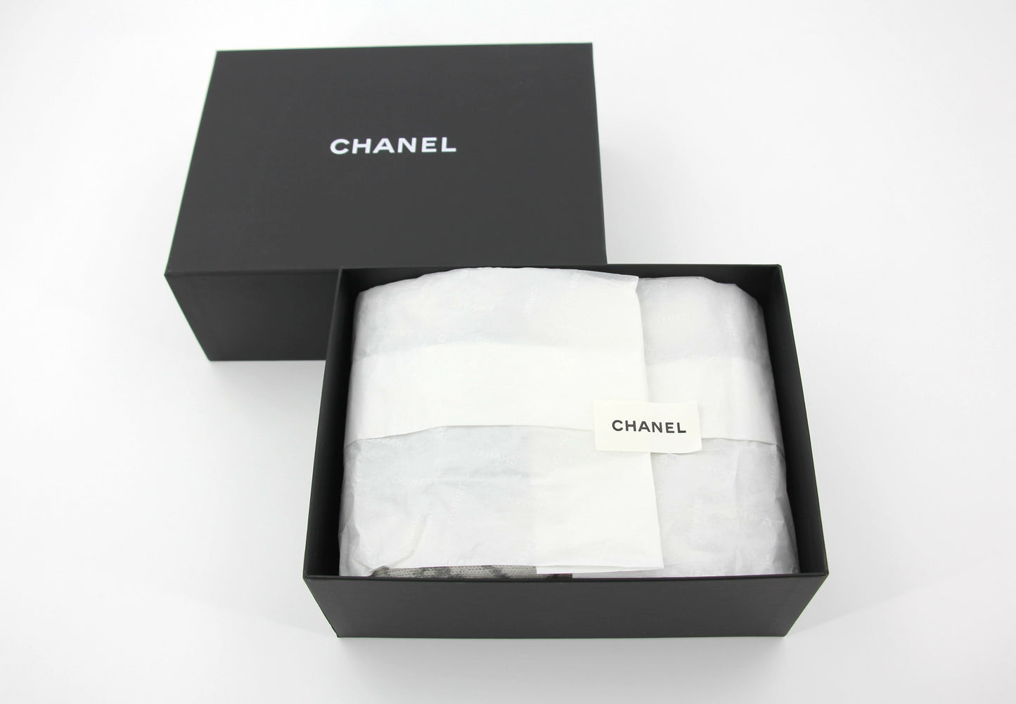 Chanel 23K Cotton Knitted Grey-white Camellia Scarf