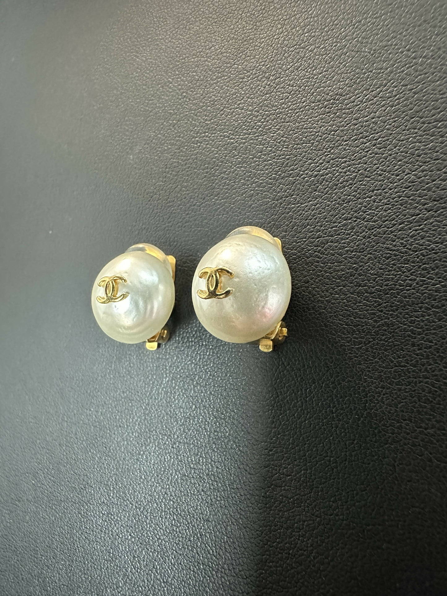 Chanel Vintage 95A Imitation Pearl White Round Clip-On Earrings